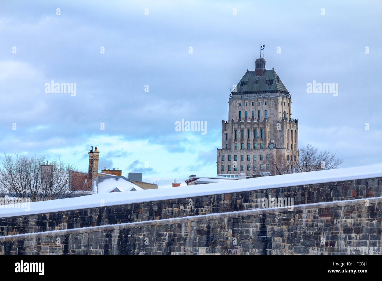 Vista del edificio (edificio Precio Precio) desde las murallas de la ciudad de Quebec Foto de stock
