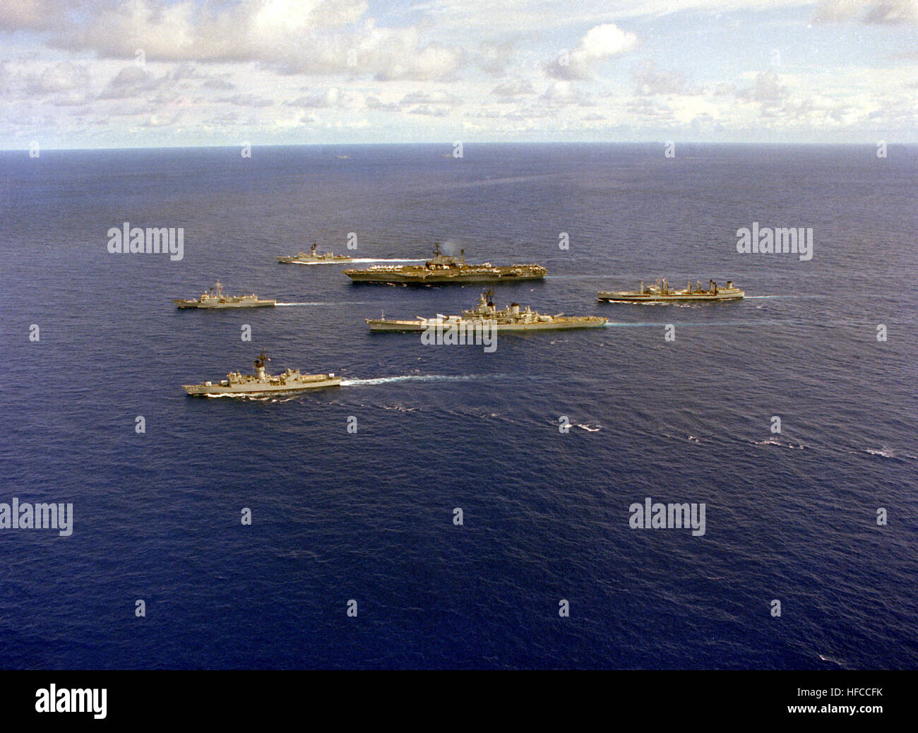 Una vista del puerto de barcos en el portaaviones USS Midway (CV-41), el grupo de combate en curso en formación. Los barcos son, de izquierda a derecha: la fragata USS MEYERKORD (FF-1058) y la fragata de misiles guiados USS JOHN A. MOORE (FFG-19), primera fila; el acorazado USS New Jersey (BB-62) , el portaaviones USS Midway (CV-41) y la fragata USS FRANCIS HAMMOND (FF-1067), en el centro, y la flota de engrase MISPILLION USNS (T-AO-105), parte trasera. Midway Battlegroup DN-SC-92-05839 Foto de stock