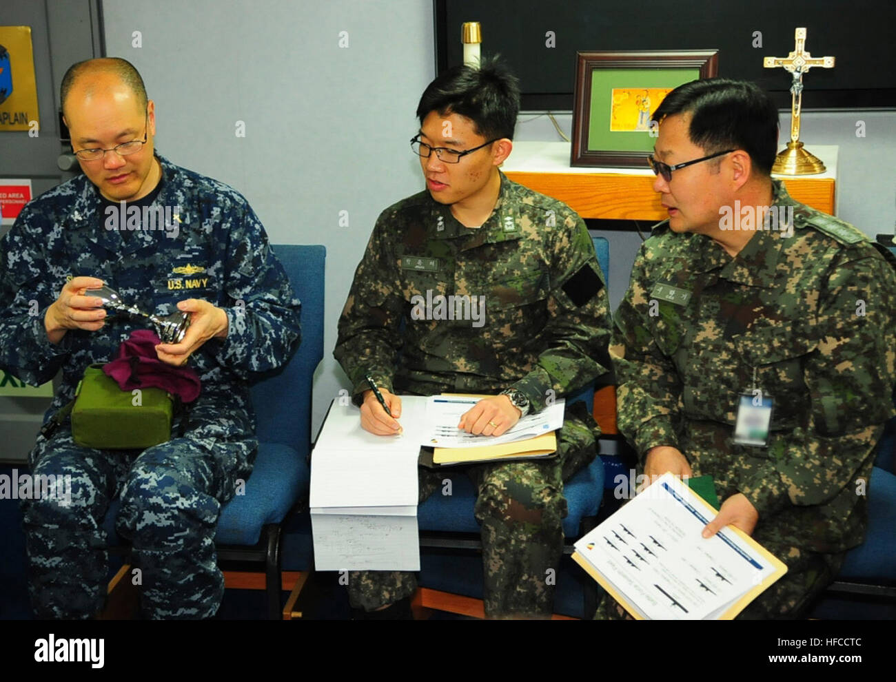 El capitán Seo Ha Gi, jefe de capellanes de la marina para la armada de la República de Corea, a la derecha, el intercambio de ideas a través de su intérprete el ministerio en el mar con el Capitán John Shimotsu, EE.UU. 7ª Flota, capellán en la capilla de la insignia USS Blue Ridge LCC (19) durante una visita a puerto en apoyo del actual ejercicio resolver clave 2014. Resolver clave es anular el ejercicio de puesto de mando que garantice la ROK-U.S. Alianza está dispuesta a defender a la República de Corea, mientras que las fuerzas de la alianza de capacitación para responder a cualquier evento potencial en la península. (Ee.Uu. Navy photo by Mass Communication Specialist 3ª clase Cody R. Babin) Ministerio en se Foto de stock