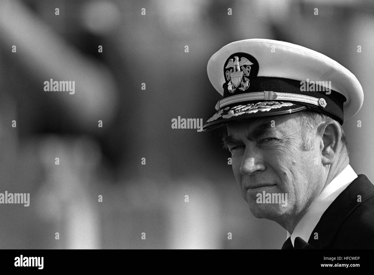 En esta foto de archivo tomada el 30 de diciembre de 1986, Adm. Frank B. Kelso II, comandante en jefe de la Flota Atlántica de Estados Unidos, tours el acorazado USS Iowa (BB 61). Kelso, de 79 años, falleció el domingo, 23 de junio de 2013, a raíz de las lesiones sufridas por una caída a comienzos de la semana. Kelso, un nativo de Fayetteville, Tennessee, se desempeñó como Jefe de Operaciones Navales desde el 29 de junio de 1990, hasta el 23 de abril de 1994. (Ee.Uu. Navy photo by Jefe compañero del Fotógrafo Jeff Hilton/liberado) Adm. Frank B. Kelso II 861230-N-ZZ999-001 Foto de stock
