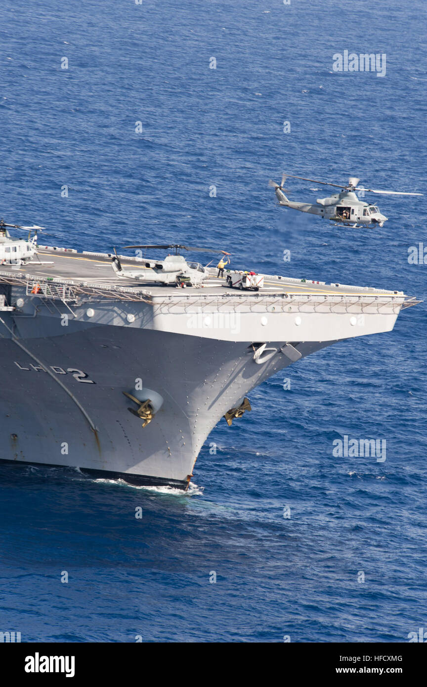 Un marine estadounidense UH-1Y Huey helicóptero asignado al Escuadrón de Helicópteros Marinos pesados (HMH 463) se levanta desde la cubierta de vuelo del buque de asalto anfibio USS Essex (LHD 2). Veintidós unidas, más de 40 buques y submarinos, más de 200 aviones y 25.000 efectivos están participando en el ejercicio RIMPAC bienal desde el 29 de junio al 3 de agosto, en y alrededor de las Islas Hawaianas. La más grande del mundo, el ejercicio RIMPAC marítima internacional ofrece una oportunidad de formación única que ayuda a los participantes a fomentar y mantener las relaciones de cooperación que son fundamentales para garantizar la seguridad de Foto de stock