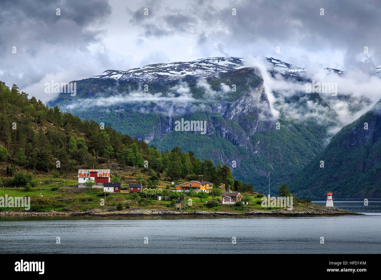 Un pequeño asentamiento en los lados del Sognefjorden. Foto de stock