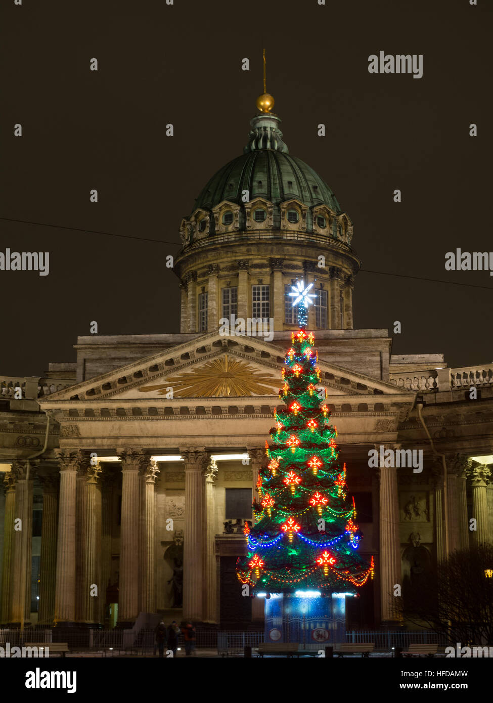 San Petersburgo, Rusia - Diciembre 22, 2016: árbol de navidad de la ciudad decoradas con una decoración colorida, cerca de la Catedral de Kazan en la noche illuminatio Foto de stock