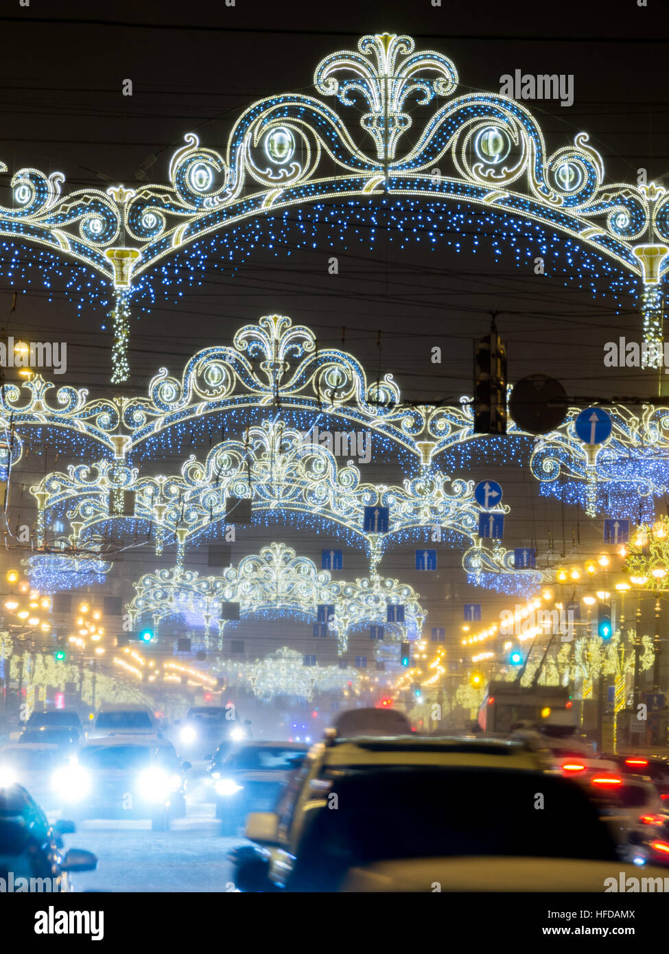 ST. Petersburgo, Rusia - 13 de enero de 2016: Nevsky Prospect en la noche de Navidad la iluminación. Es la calle principal de San Petersburgo Foto de stock