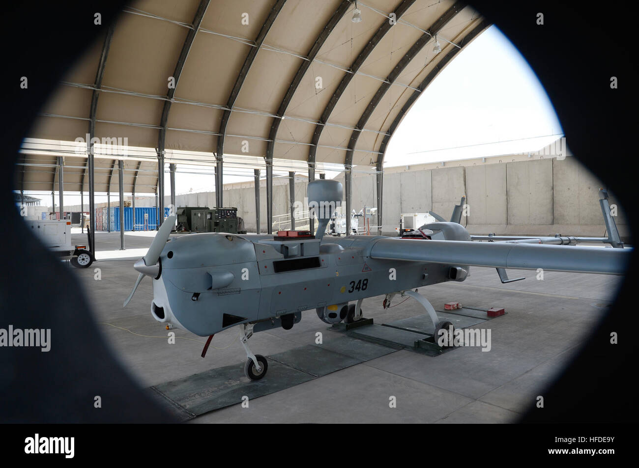 Aeródromo de Kandahar, Afganistán (Ago. 6, 2015) UN MQ-5B Hunter está dispuesta en una cabeza de cobre (copperhead) Task Force Tactical Vehículo Aéreo No Tripulado desapego hangar en el Aeródromo de Kandahar. El MQ-5B es un multi-misión UAV equipado con radar de apertura sintética en miniatura, o cabeza de cobre (copperhead) sistema para detectar artefactos explosivos improvisados con gran éxito en Afganistán para la coalición y las fuerzas de seguridad afganas. (Ee.Uu. Foto de la Marina por el teniente Kristine Volk/liberado) UAV MQ-5B Hunter lanzamiento y recuperación en Kandahar Airfield 150806-N-SQ656-801 Foto de stock