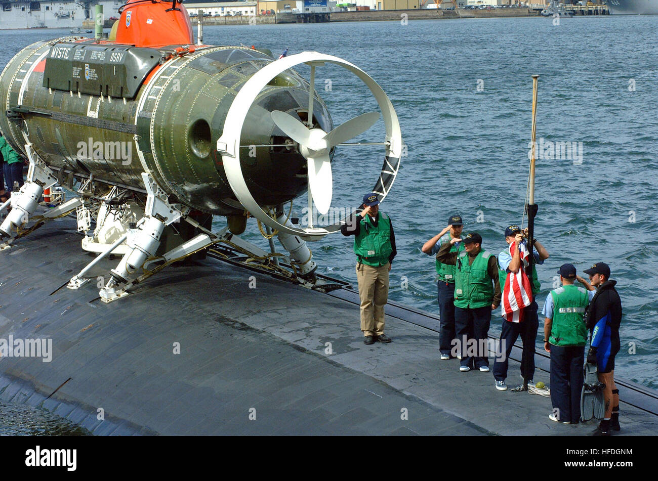 020425-N-0401E-001 Sasebo, Japón (Abr. 25, 2002) -- La Marina estadounidense Los Angeles ataque submarino USS La Jolla (SSN 701) con la profunda inmersión mística, vehículo de rescate (DSRV-1), reduce la enseña nacional, mientras se prepara para ponerse en marcha a participar en el ejercicio de rescate submarino pacífico llegar a 2002. La Jolla y místico va a operar con buques de superficie y submarinos de los EE.UU., Japón, Australia, la República de Corea y la República de Singapur durante el ejercicio pacífico de alcanzar. Mystic fue específicamente diseñado para cubrir la necesidad de una mejora de los medios de salvamento de la tripulación de un submar Foto de stock
