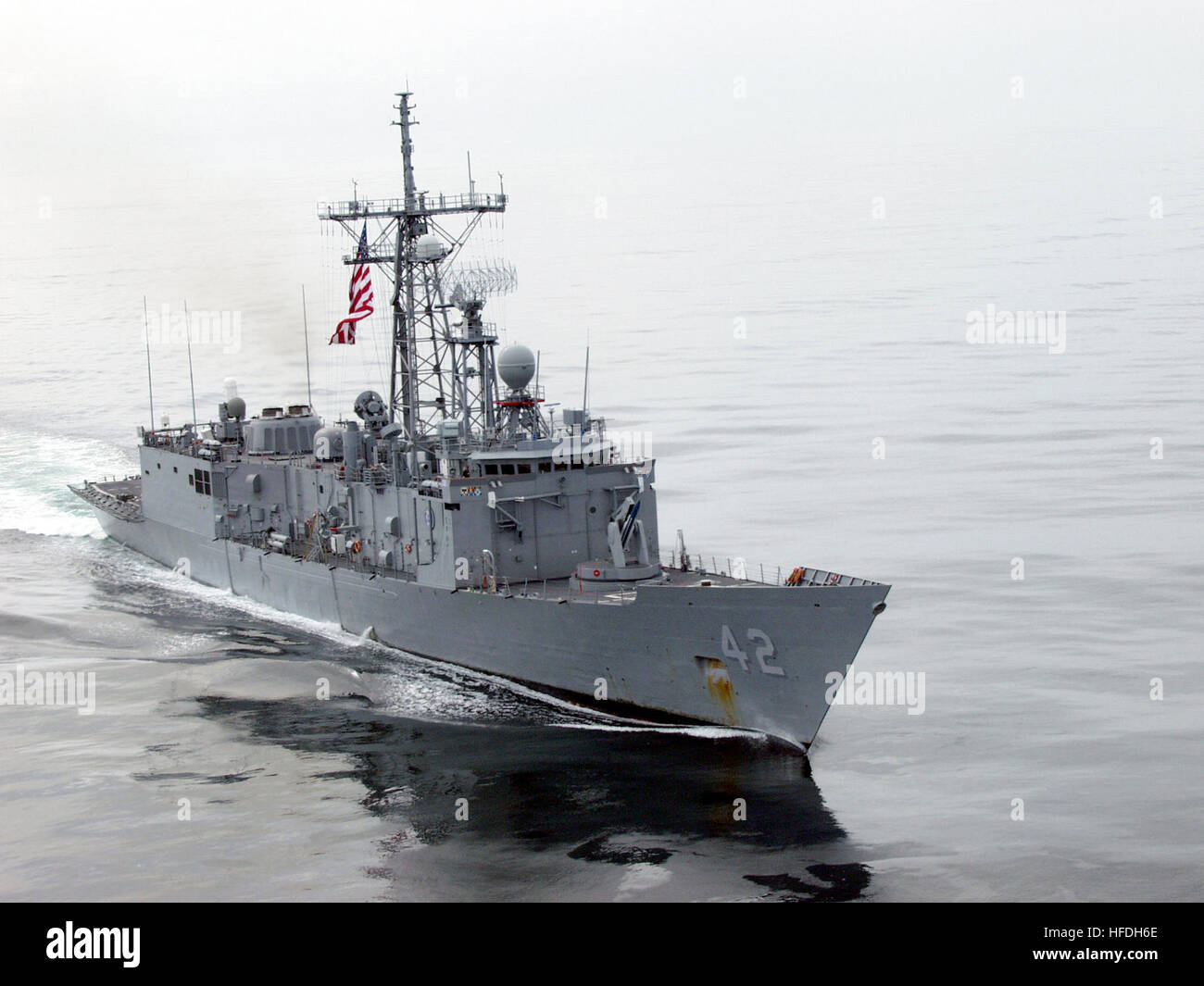 020625-N-1056B-003 del Pacífico oriental (Jun. 25, 2002) -- La Marina de los EE.UU. la fragata de misiles guiados USS Klakring (FFG 42) es uno de los dos buques de la Armada estadounidense participan en el Pacífico Fase de UNITAS 2002, prevista entre el 27 de junio y el 11 de julio de 2002, a lo largo de la costa oriental de América del Sur. 14 barcos de cinco países se cita en la Base Naval de Chile en Coquimbo, Chile, para comenzar dos semanas de intensos ejercicios de capacitación multinacionales. Foto de la Marina de los EE.UU por el teniente Corey Barker (liberado) US Navy 020625-N-1056B-003 de la Marina de los EE.UU. la fragata de misiles guiados USS Klakring (FFG 42) Foto de stock