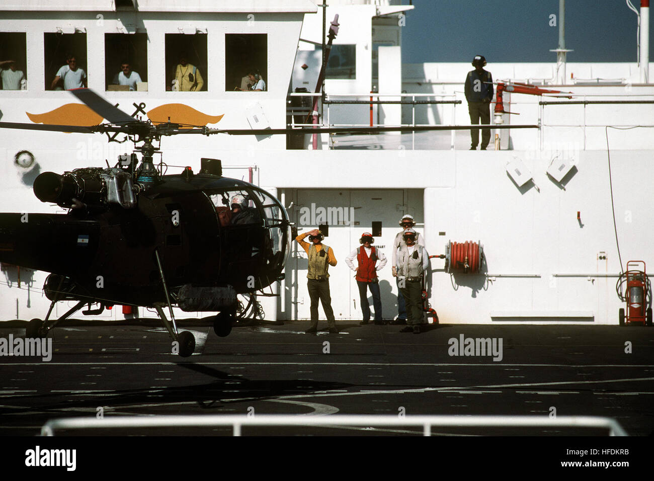 Un helic ptero Alouette III de la Armada Argentina tierras a bordo