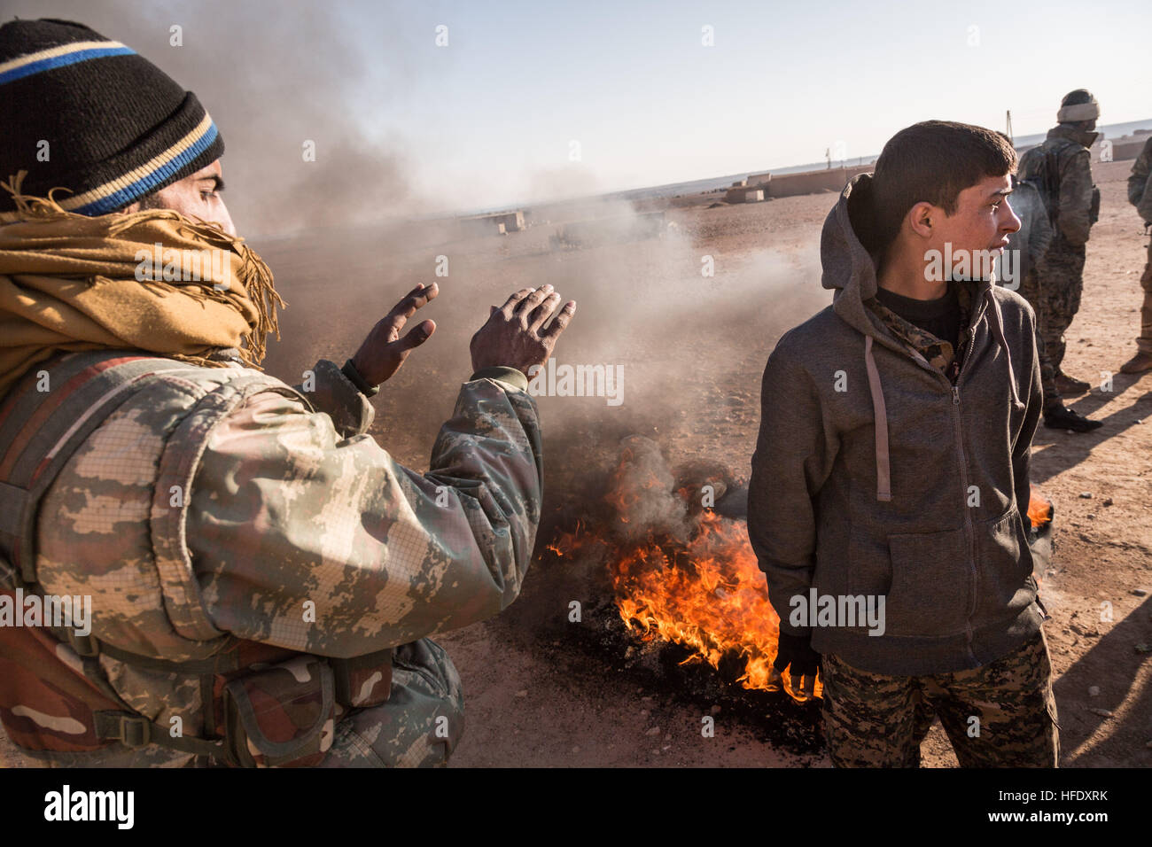 Ir a Raqqa - 19/12/2016 - Siria - Siria ROJAVA / JABBER QALLAT Village - La noche antes, este pueblo fue liberado de ISIS. Este lugar está a sólo 20 kms de Raqqa. Los hombres están descansando. - Chris Huby / Le Pictorium Foto de stock