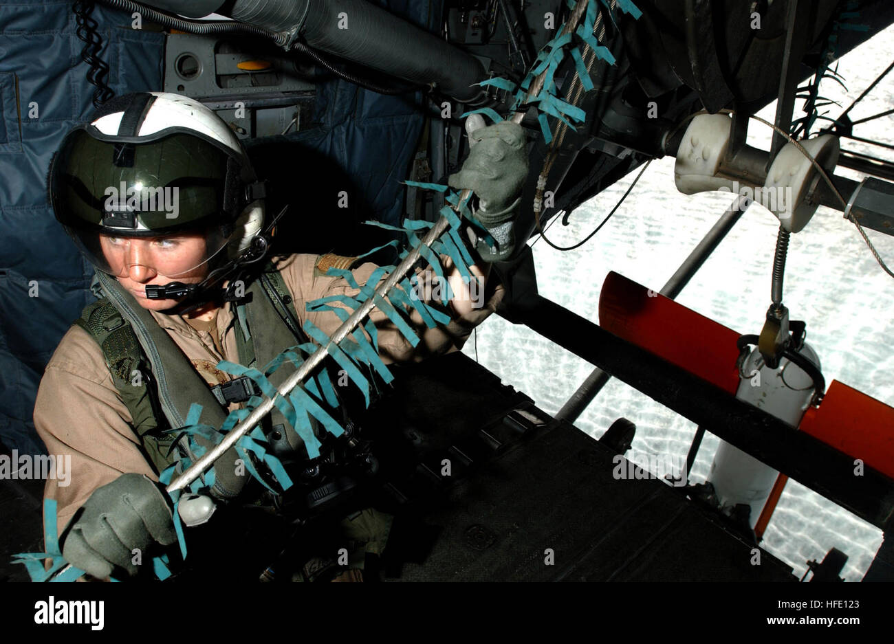 040618-N-7586B-010 Bahrein (Jun. 19, 2004) - Aviation Electronics Technician Cassie Gibson saca el cable de remolque de un/AQS-14 Unidad sumergible de detección de minas desde la rampa de un dragón marino MH-53 helicóptero asignado al 'Blackhawks' de Mina escuadrón de helicópteros contramedidas uno cinco (HM-15) durante la remoción de misiones de caza como parte de un ejercicio bilateral en la quinta flota teatro. El ejercicio probado un número o zonas de guerra, comprenden la remoción de contrarrestar las medidas anti-aire, superficie y submarinos, electrónicos y de desactivación de artefactos explosivos. Navy photo by Mate del fotógrafo de primera clase, Bart A. Bau Foto de stock