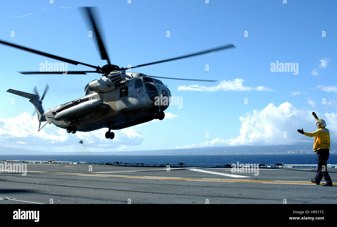 040706-N-4304S-242 del Océano Pacífico (6 de julio, 2004) - Aviacion Boatswain's Mate (controlador) de 3ª clase Chris Colyn dirige un semental de tipo CH-53D mar de Marina 363 escuadrón de helicópteros pesados (HMH-363) como tierras a bordo del buque de asalto anfibio USS Tarawa (LHA 1). Tarawa es uno de muchos buques estadounidenses que participan en el ejercicio de la Pacific Rim (Rimpac 2004). RIMPAC es el mayor ejercicio marítimo internacional en las aguas alrededor de las Islas Hawaianas. El ejercicio de este año incluye siete naciones participantes; en Australia, Canadá, Chile, Japón, Corea del Sur, el Reino Unido y los Estados Unidos. RIMPA Foto de stock