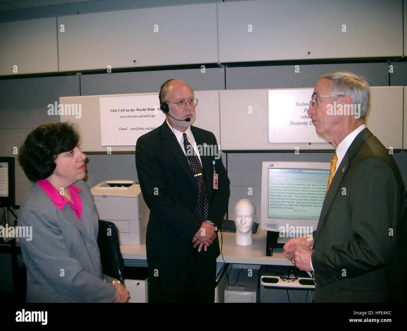 040927-N-3399W-001 Washington, D.C. (Sept. 27, 2004) Ð Secretario de la Marina Gordon England, analiza la labor del Departamento de DefenseÕs (DoD) Alojamientos de Computadora/Electrónica (Programa CAPTEC) con Dinah Cohen y Michael Young. CAPTEC desarrolla sistemas para casi 6.000 empleados del DoD que tienen limitaciones de la visión o de la audición y otras discapacidades. Marina de EE.UU. foto por el Capitán Kevin Wensing (liberado) US Navy 040927-N-3399W-001 Secretario de la Marina Gordon England, analiza la labor del Departamento de Defensa%%5Ersquo,s (DoD) Alojamientos Computer-Electronic Programa (CAPTEC) con Dinah Cohe Foto de stock