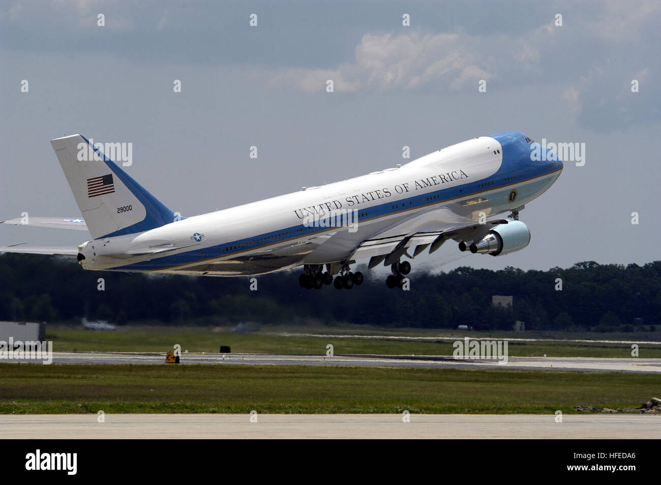 050521-N-0295M-026 Andrews Air Force Base, Maryland (Mayo 21, 2005) - Air  Force One despega desde la base de la Fuerza Aérea Andrews, Maryland,  durante 2005 el Servicio Conjunto de Puertas Abiertas. El