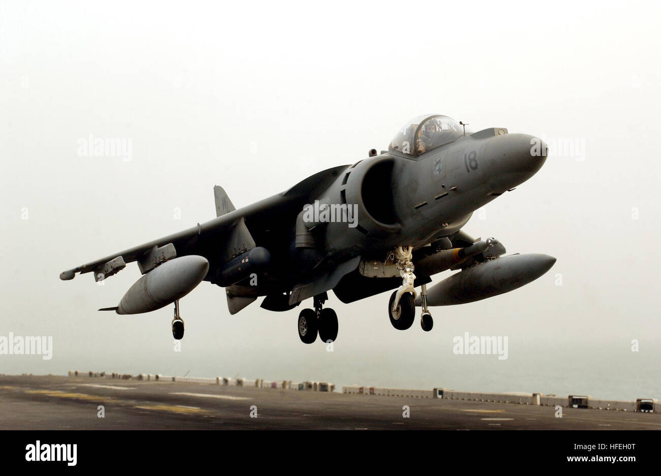 030321-N-1665B-015 Golfo Arábigo (Mar. 21, 2003) -- un Marine AV-8B Harrier hace un aterrizaje vertical a bordo del buque de asalto anfibio USS Bonhomme Richard (LHD 6) después de apoyar las operaciones de combate en el suelo marino en el sur de Iraq. Bonhomme Richard y su embarcado Harrier están en el área de responsabilidad del Comando Central la realización de operaciones de combate en apoyo de la Operación Libertad Iraquí. Navy photo by Mate del fotógrafo Aerotécnico de reclutar Staci Bitzer. (Liberado) US Navy 030321-N-1665B-015 una Marina AV-8B Harrier hace un aterrizaje vertical a bordo del buque de asalto anfibio USS Bonhomme rico Foto de stock
