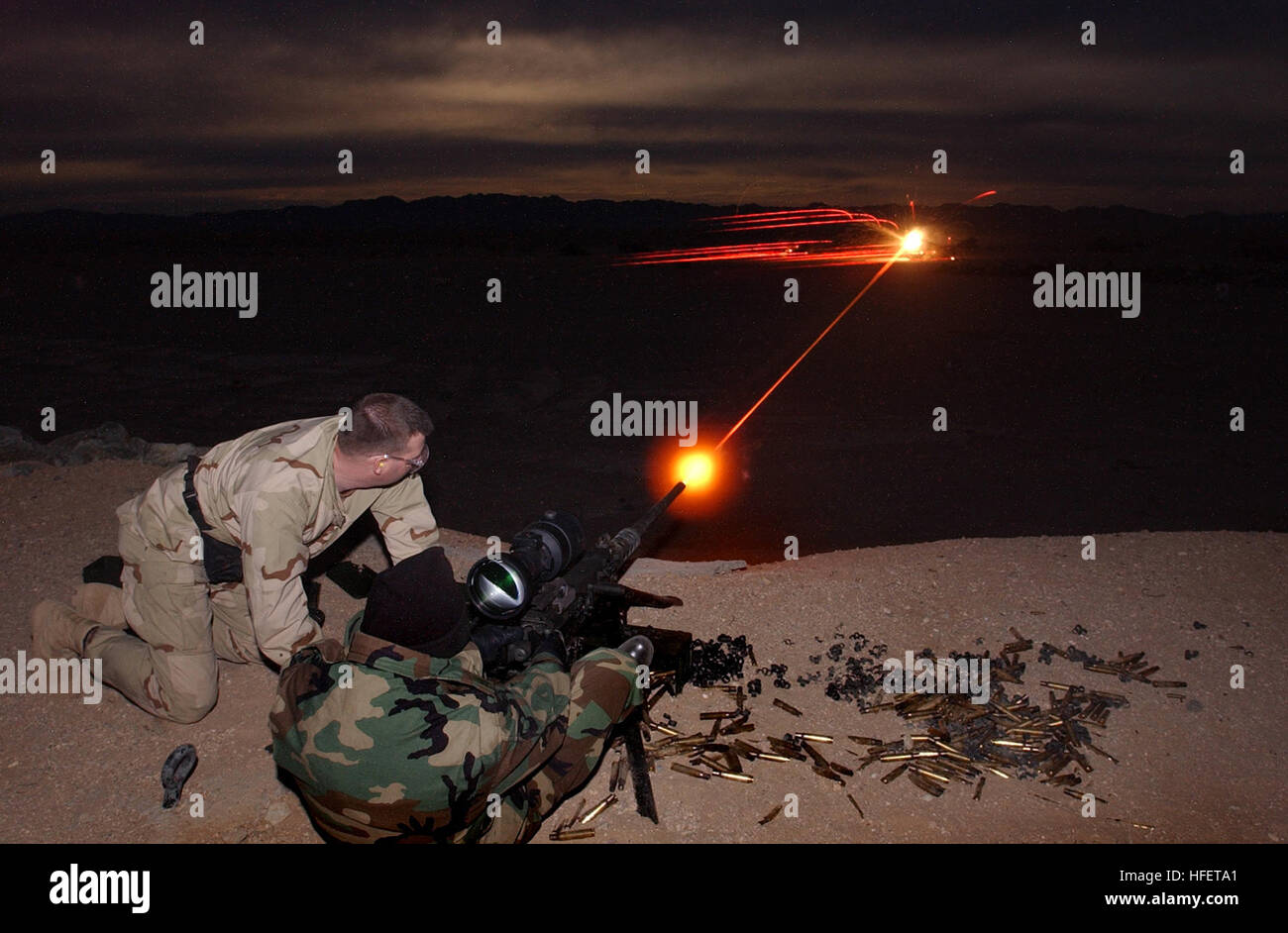 Operações Especiais - Uma serpente negra passa em frente de um atirador  camuflado durante treinamento de infantaria próximo à Base Aérea de Eglin,  na Flórida, Estados Unidos. Os snipers são treinados para