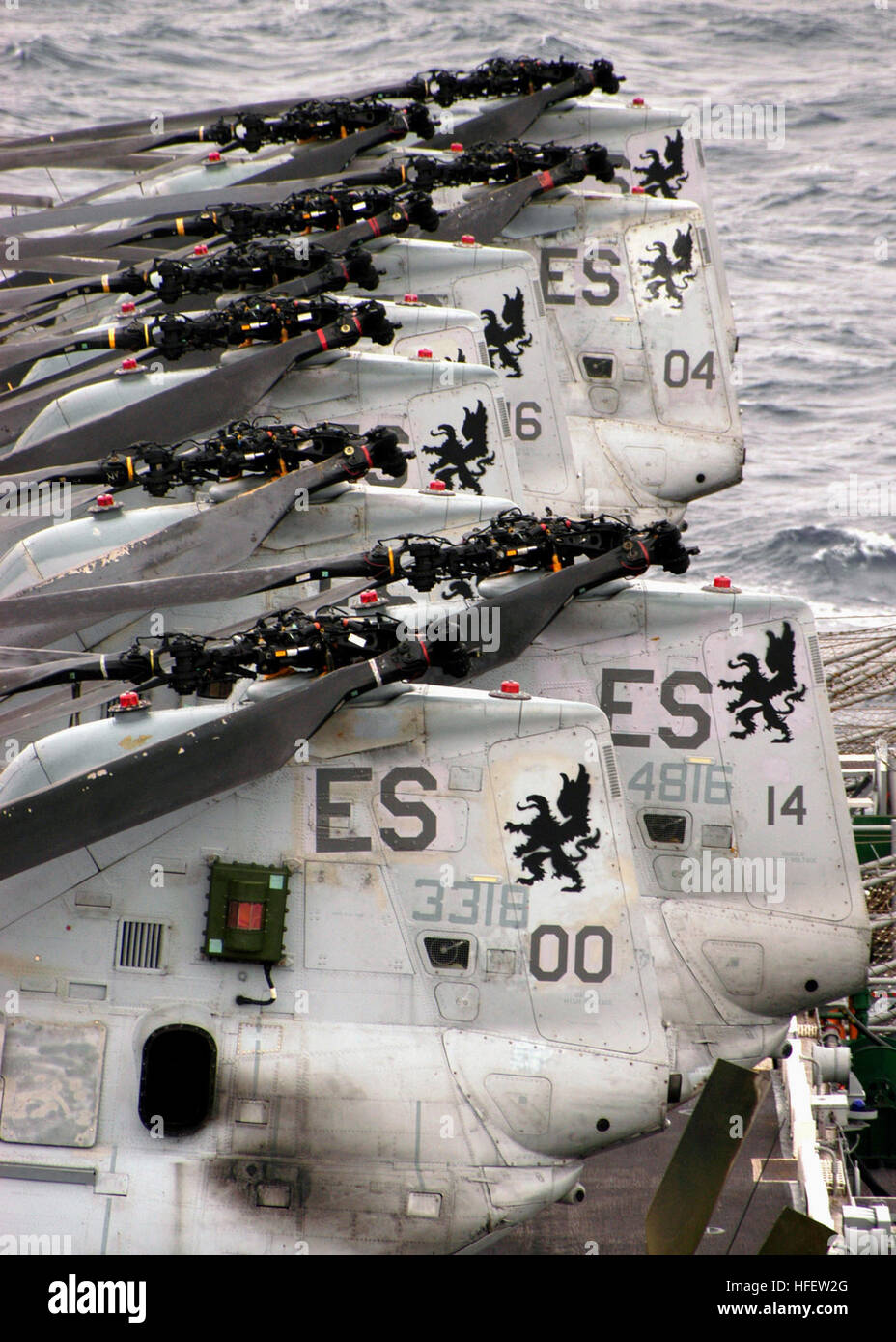 040222-N-8053S-005 del Océano Atlántico (Feb. 22, 2004) - CH-46 Mar Caballeros asignados al medio marino escuadrón de helicópteros dos seis seis (HMM-266) espera en la cubierta de vuelo a bordo del buque de asalto anfibio USS Wasp (LHD 1). HMM-266 es el combate de aviación (ACE) de la 22ª Unidad Expedicionaria de los Infantes de Marina (22 MEU) a bordo de la avispa mientras el despliegue en apoyo de la guerra global contra el terrorismo. Wasp y HMM-266 son elementos de Expeditionary Strike Group (ESG) 2. Navy photo by 3ª clase Mate del fotógrafo David K. Simmons. (Liberado) US Navy 040222-N-8053S-005 CH-46 Mar Caballeros en espera del vuelo Foto de stock