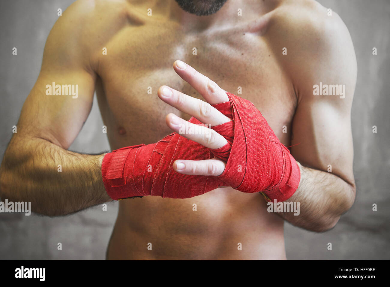 Foto de manos envuelto con cinta de boxeo rojo de joven boxeador luchador  Fotografía de stock - Alamy
