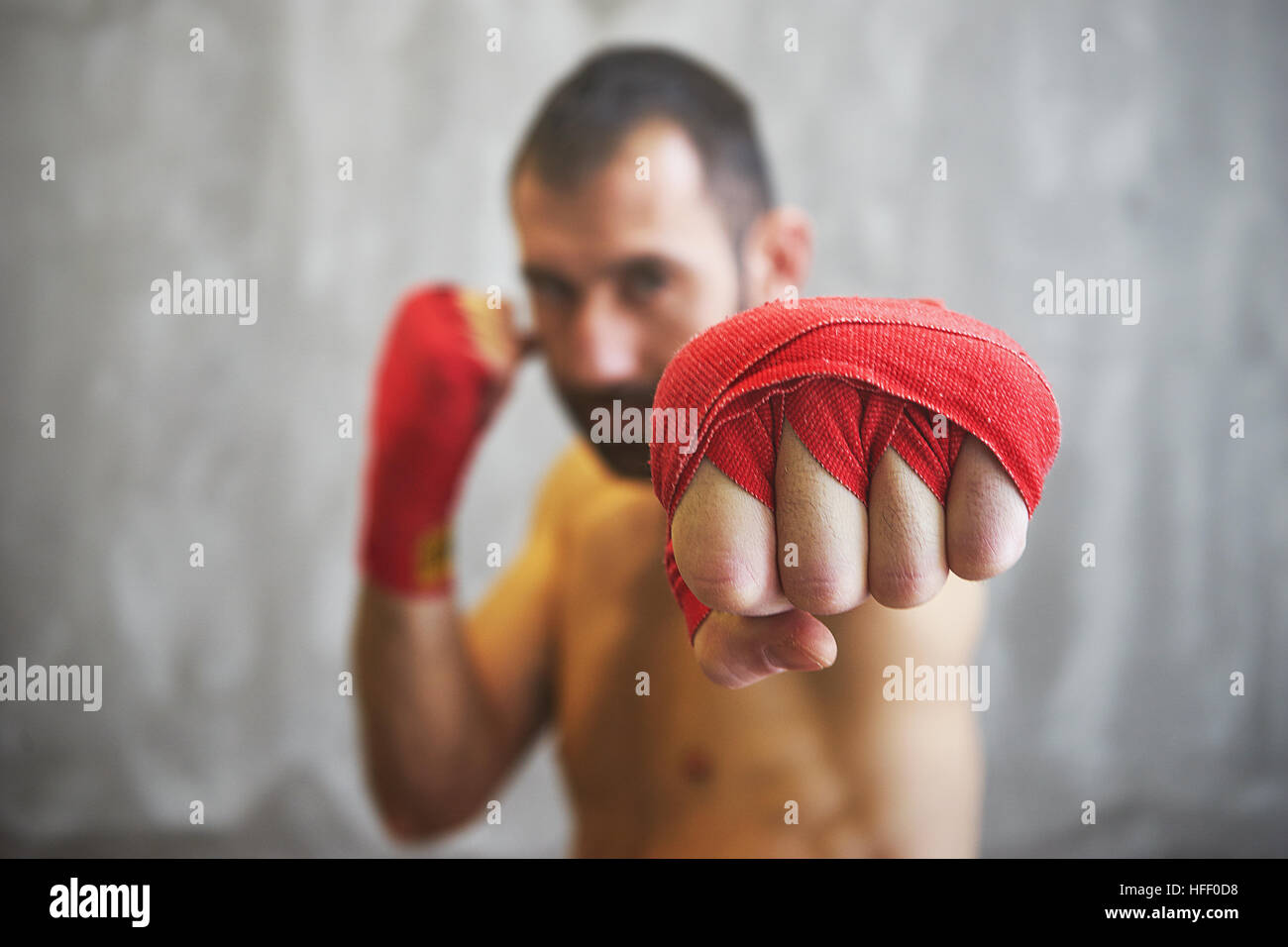 Disparo de manos envueltas con cinta de boxeo roja de pelea de