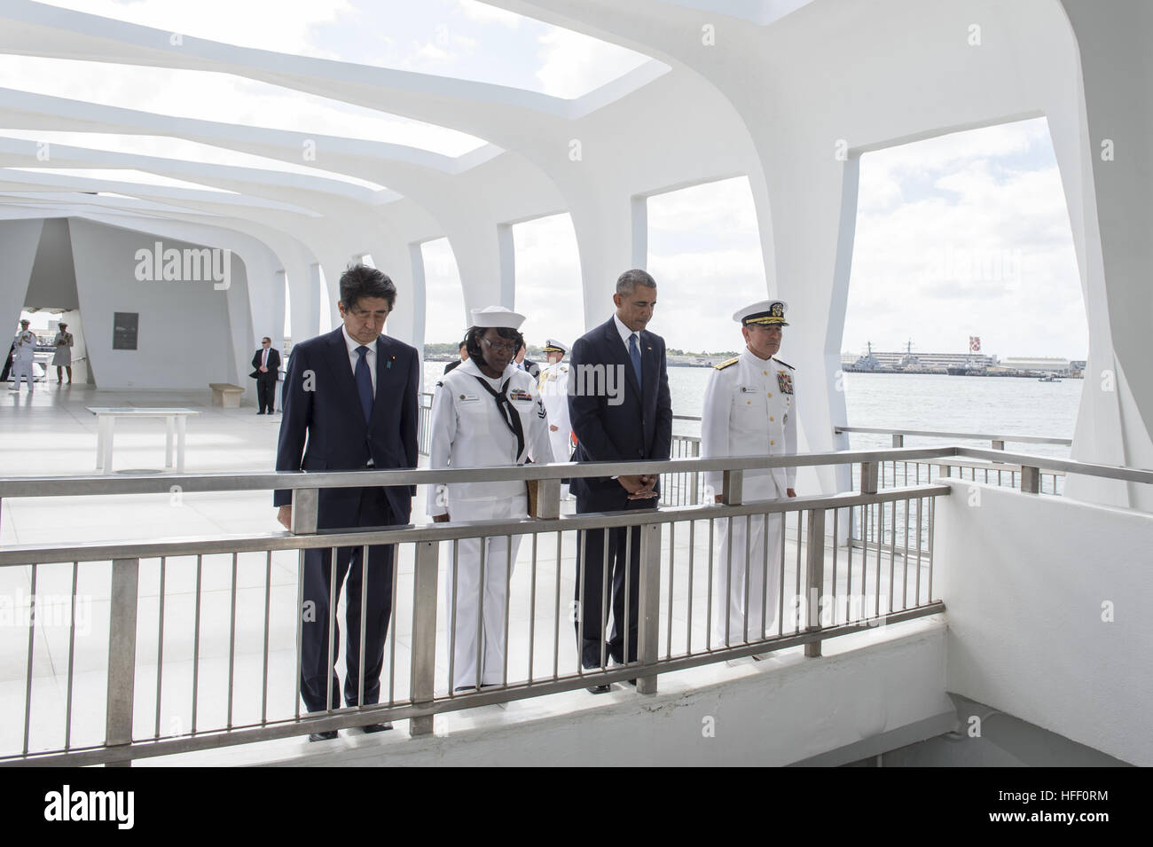 El presidente Obama y el Primer Ministro Shinzo Abe en Pearl Harbor Memorial. Foto de stock