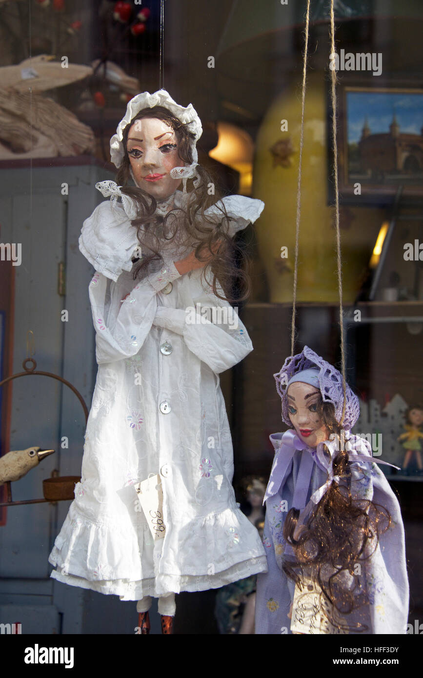 Dolls muestran en la calle Grodzka winow tienda de Cracovia, Polonia. Foto de stock
