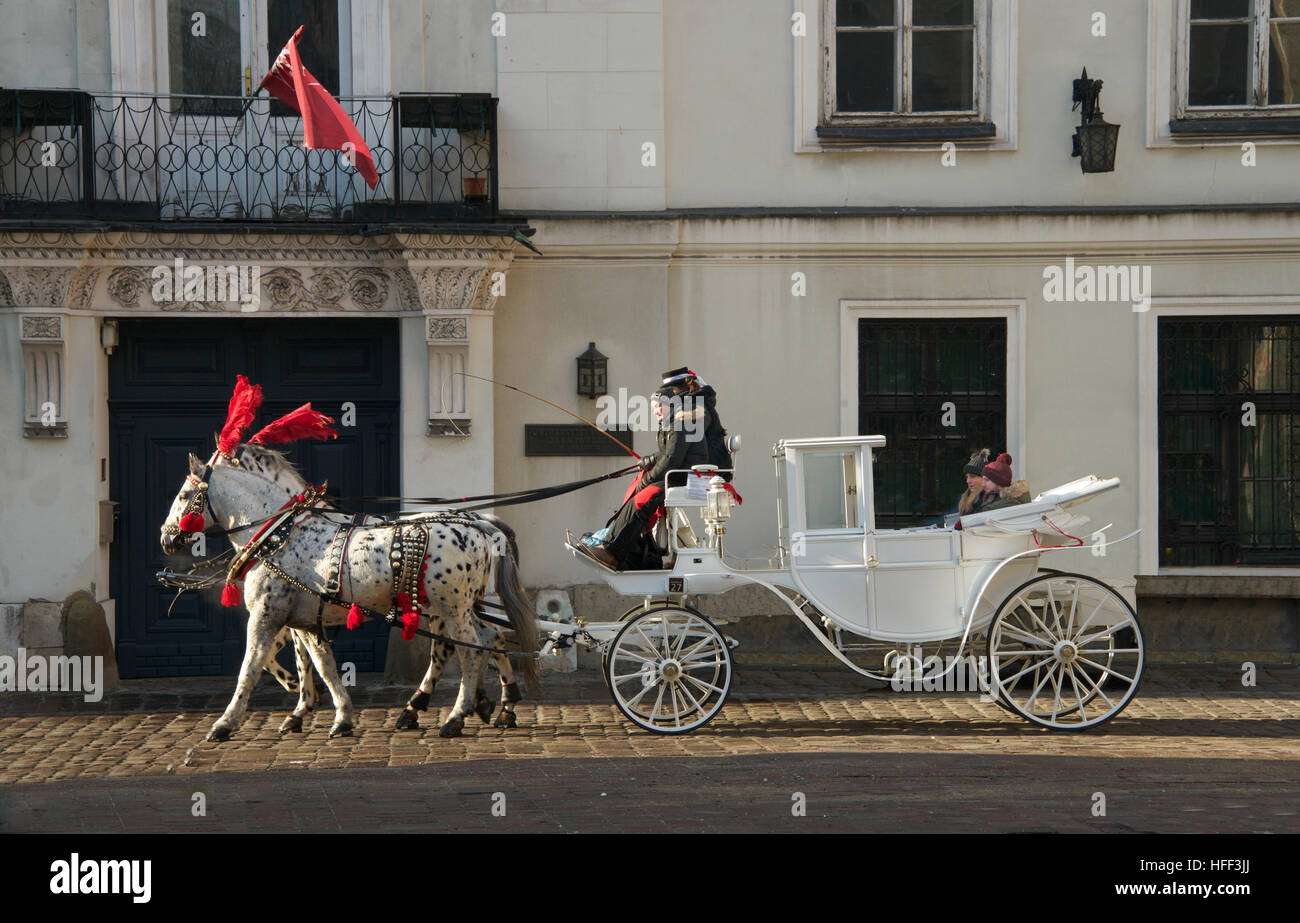 Coche de caballos en la calle de Cracovia, Polonia. Foto de stock