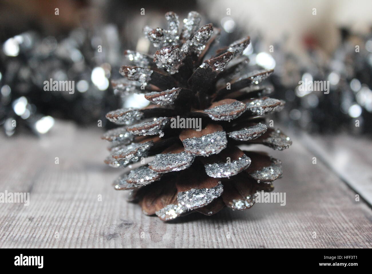 Glitter plateado pine cone Foto de stock