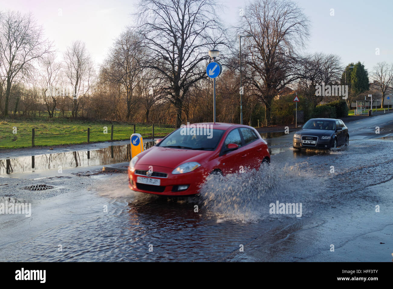 El clima del Reino Unido inundando los coches de color rojo y negro a través de inundación Foto de stock