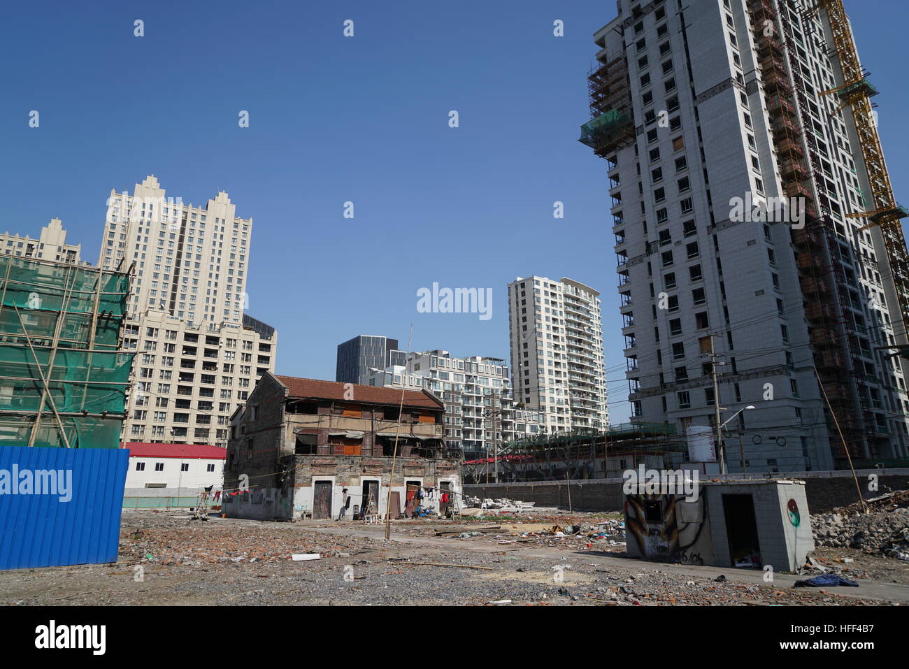 Destrucción de Shanghai Longtangs. - 16/02/2016 - China / Shangai - Casa aislada. Destrucción de Shanghai Longtangs. A principios de la década de los '80, la mayoría de la población vivía en Longtangs, es decir, pequeñas aldeas a las ciudades. Allí, la destrucción sigue la curva de crecimiento de hectáreas de tierra, por lo tanto, esperan el promotor que se decidan a construir un centro comercial o una barra de edificios. Algunos propietarios están resistiendo y seguir viviendo en su hogar. El agua y la electricidad se cortó. El otro recibe una indemnización y se envían a los suburbios. Todo es reciclado y utilizado para construir Foto de stock