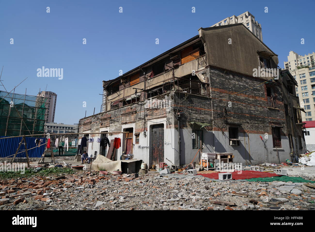 Destrucción de Shanghai Longtangs. - 16/02/2016 - China / Shangai - Casa aislada. Destrucción de Shanghai Longtangs. A principios de la década de los '80, la mayoría de la población vivía en Longtangs, es decir, pequeñas aldeas a las ciudades. Allí, la destrucción sigue la curva de crecimiento de hectáreas de tierra, por lo tanto, esperan el promotor que se decidan a construir un centro comercial o una barra de edificios. Algunos propietarios están resistiendo y seguir viviendo en su hogar. El agua y la electricidad se cortó. El otro recibe una indemnización y se envían a los suburbios. Todo es reciclado y utilizado para construir Foto de stock