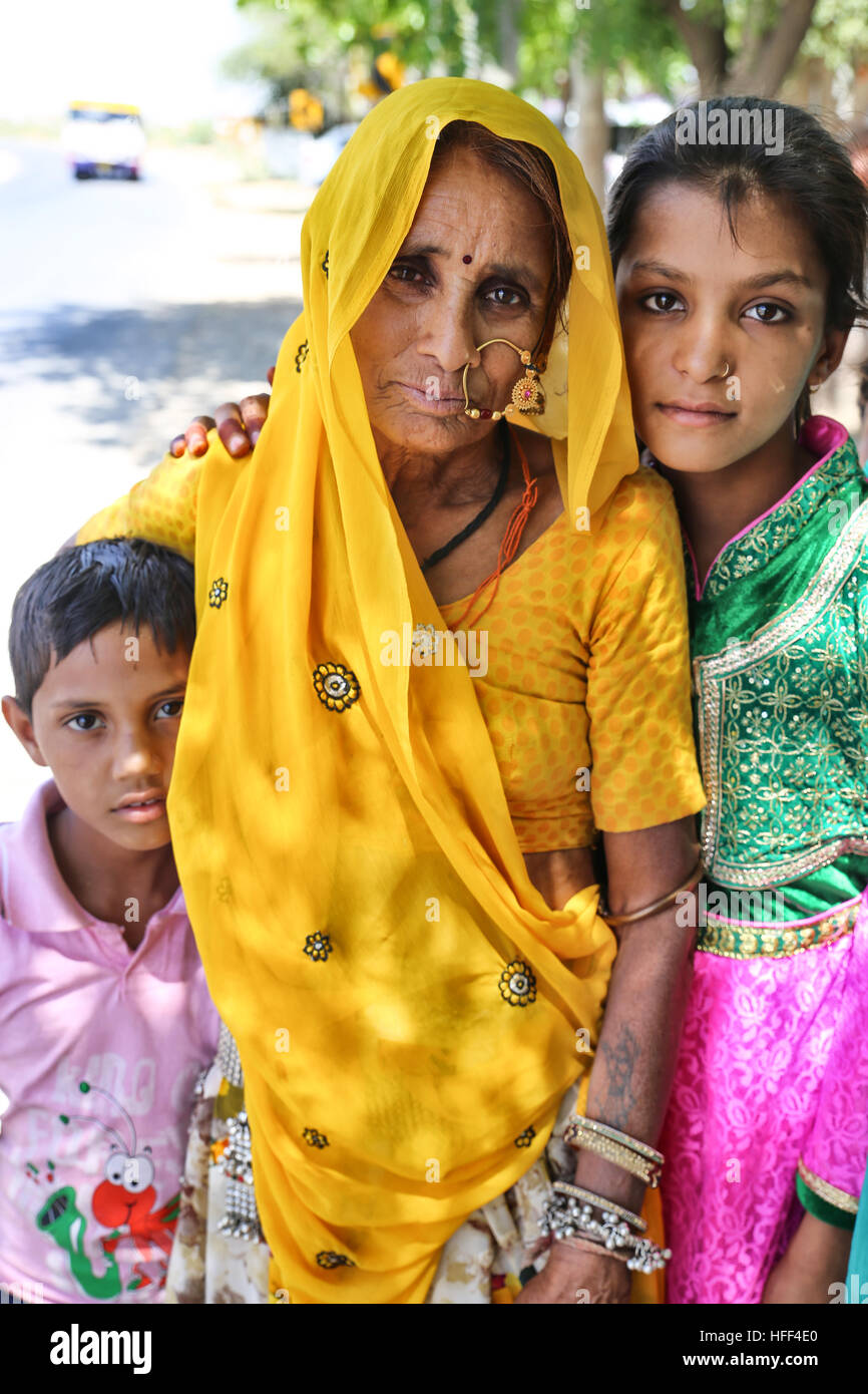 Retratos de mujeres y niños de la región de Rajastán. En el campo, las  mujeres de Rajasthan vestir faldas largas, un pequeño el bolero y el velo,  con colores brillantes. Se adornan