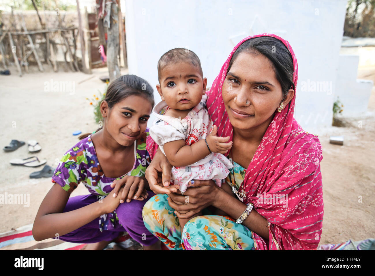 Retratos de mujeres y niños de la región de Rajastán. En el campo, las mujeres de Rajasthan vestir faldas largas, un pequeño el bolero y el velo, con colores brillantes. Se adornan con joyas de plata ( pendientes, narigueras, collares, pulseras de tobillo y brazo). Que criar a los hijos y participar en las obras rurales ( ganado, agricultura, leña y agua tareas). La mayoría de los matrimonios son resueltos y el lugar de las mujeres es por y al servicio de sus suegros. - 21/04/2016 - India / Rajasthan - Fotos de Rajasthan, retratos y estilos de vida - Sandrine Huet / Le Pictorium Foto de stock
