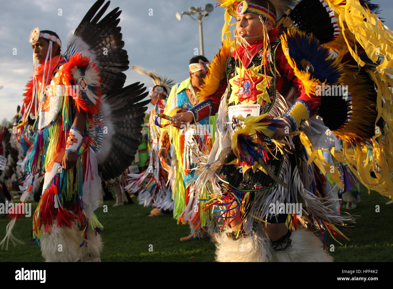 Shakopee Mdewakanton Sioux Community Wacipi Pow Wow, Native American Dance Festival - 20/08/2011 - Estados Unidos / Minnesota / Minneapolis - La gran entrada en la arena. Cada Pow Wow comienza con la entrada de todos los bailadores en la arena, seguido por una canción en tribut de los veteranos de guerra. - Sandrine Huet / Le Pictorium Foto de stock