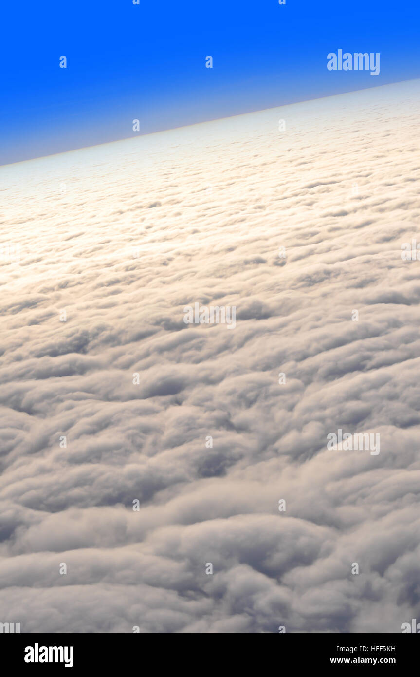 Vista aérea de la tierra, desde el plano por encima de las nubes Foto de stock