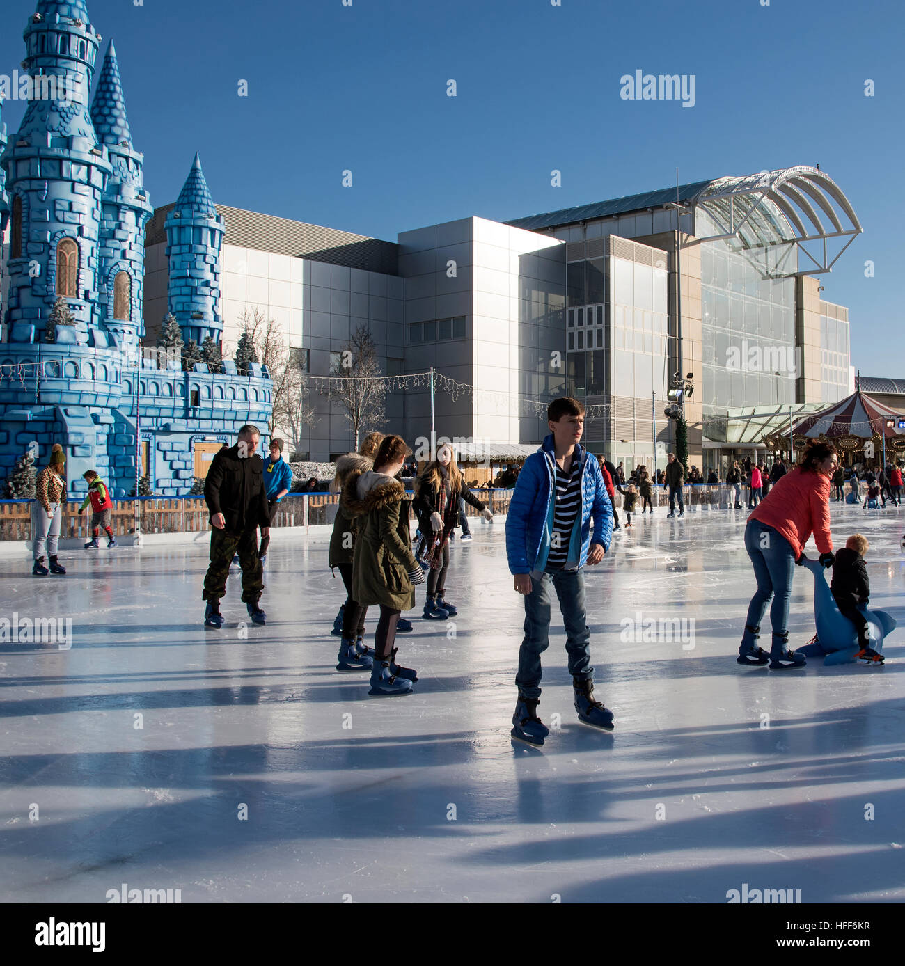 Los patinadores sobre hielo skate durante las vacaciones de Navidad y Año Nuevo en el centro comercial Mall en Cribbs Causeway Bristol Inglaterra Foto de stock