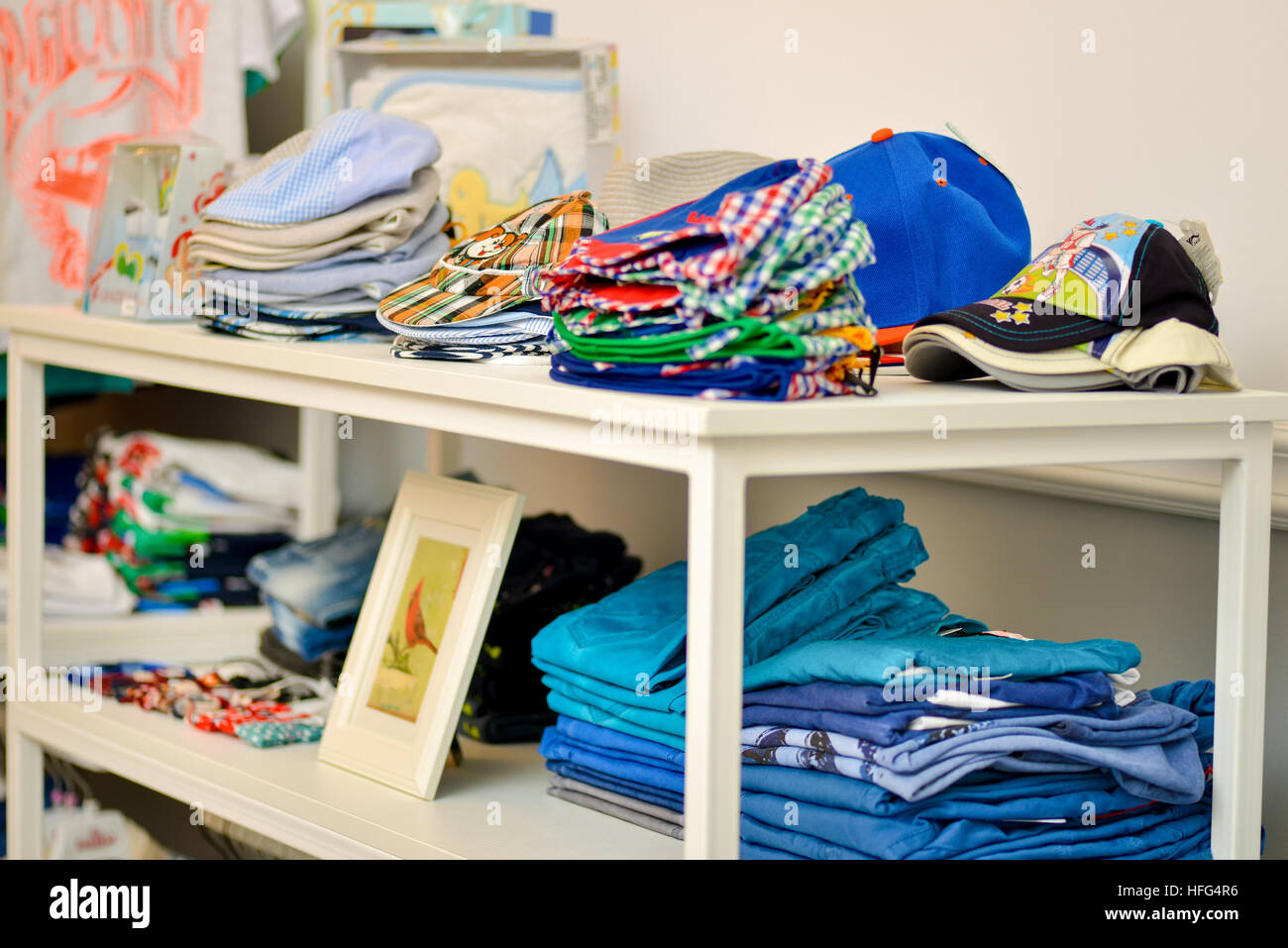 Estantes de ropa fotografías imágenes de alta resolución - Alamy