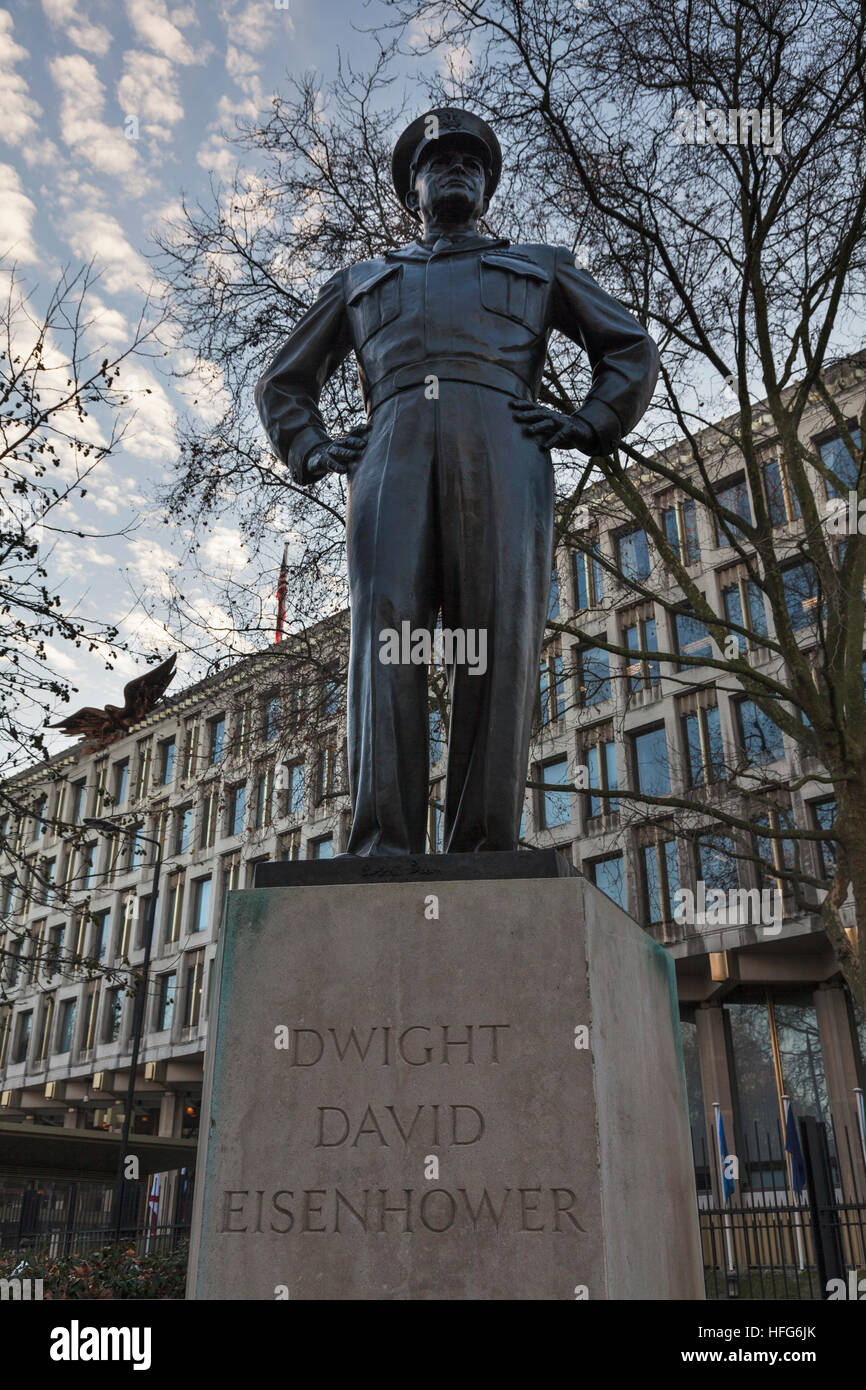 Estatua de Dwight D. Eisenhower fuera de la Embajada Norteamericana en Grosvenor Square, Londres Foto de stock