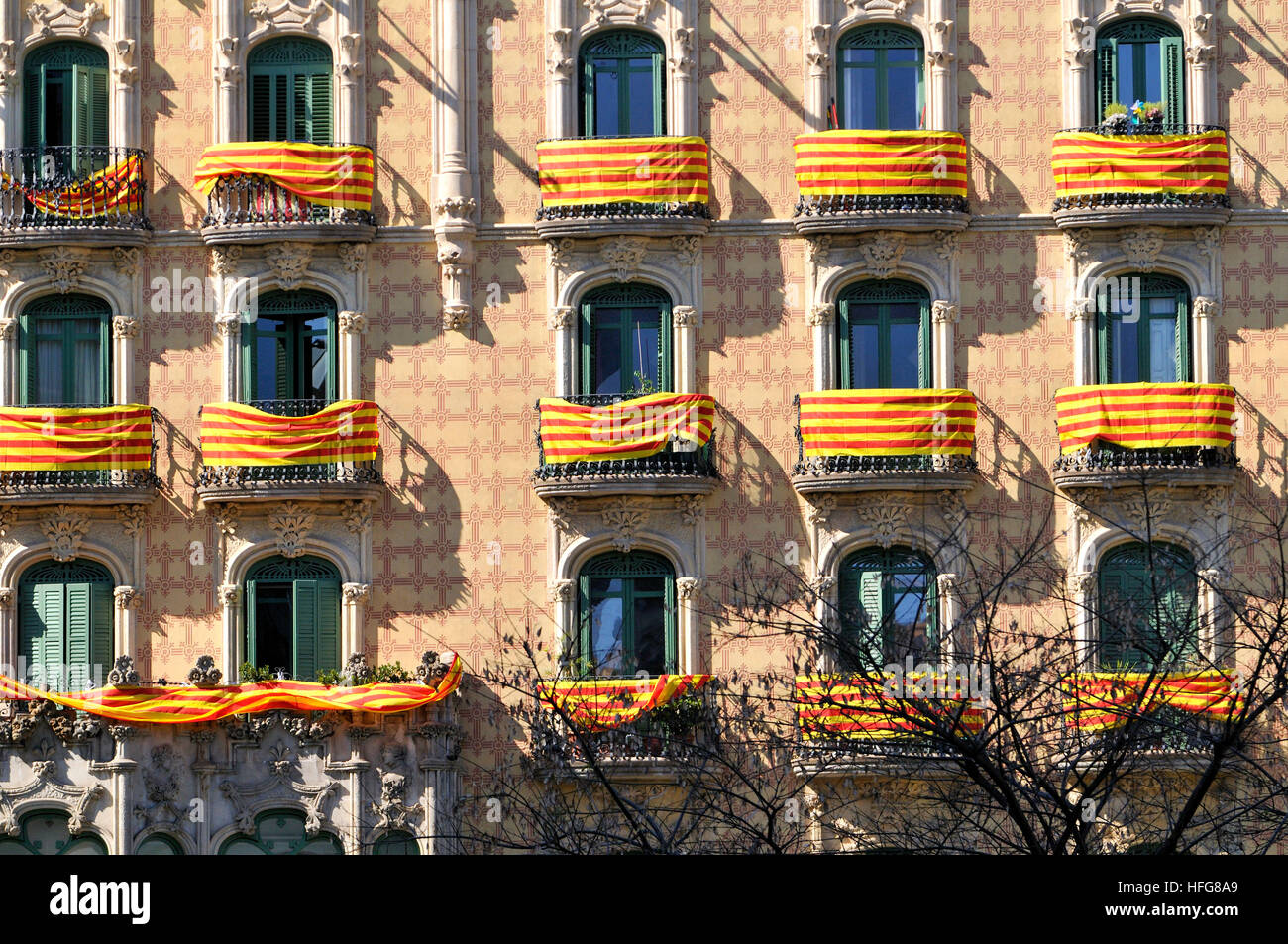 Cataluña Banderas En Los Balcones El Día De San Jorge - 