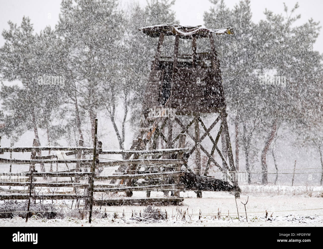 La nieve caída sobre una torre vigía en un campo Foto de stock