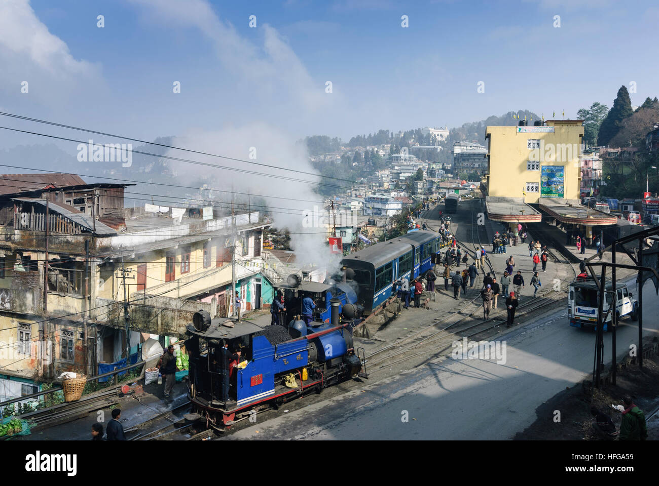 Darjeeling: El Ferrocarril Darjeeling del Himalaya en la estación de ferrocarril de Darjeeling, Bengala Occidental, India Westbengalen Foto de stock