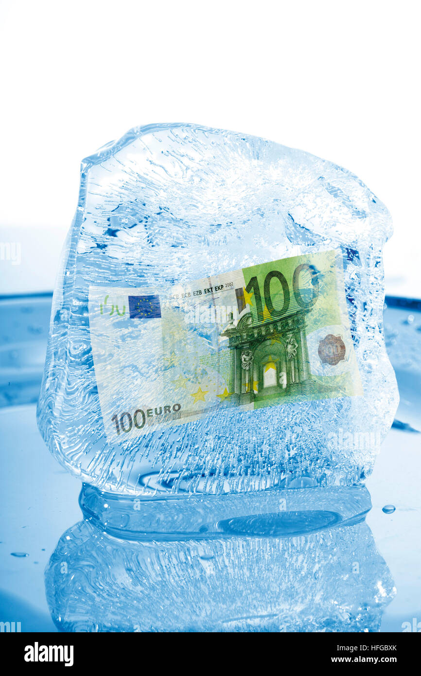 Dinero congelado, 100 Euro bill congelada en un bloque de hielo (componer  shot Fotografía de stock - Alamy