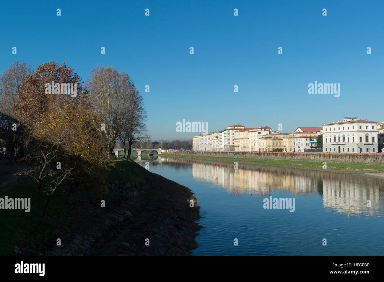 Vista del río Arno y edificios en Florencia, Italia. Foto de stock