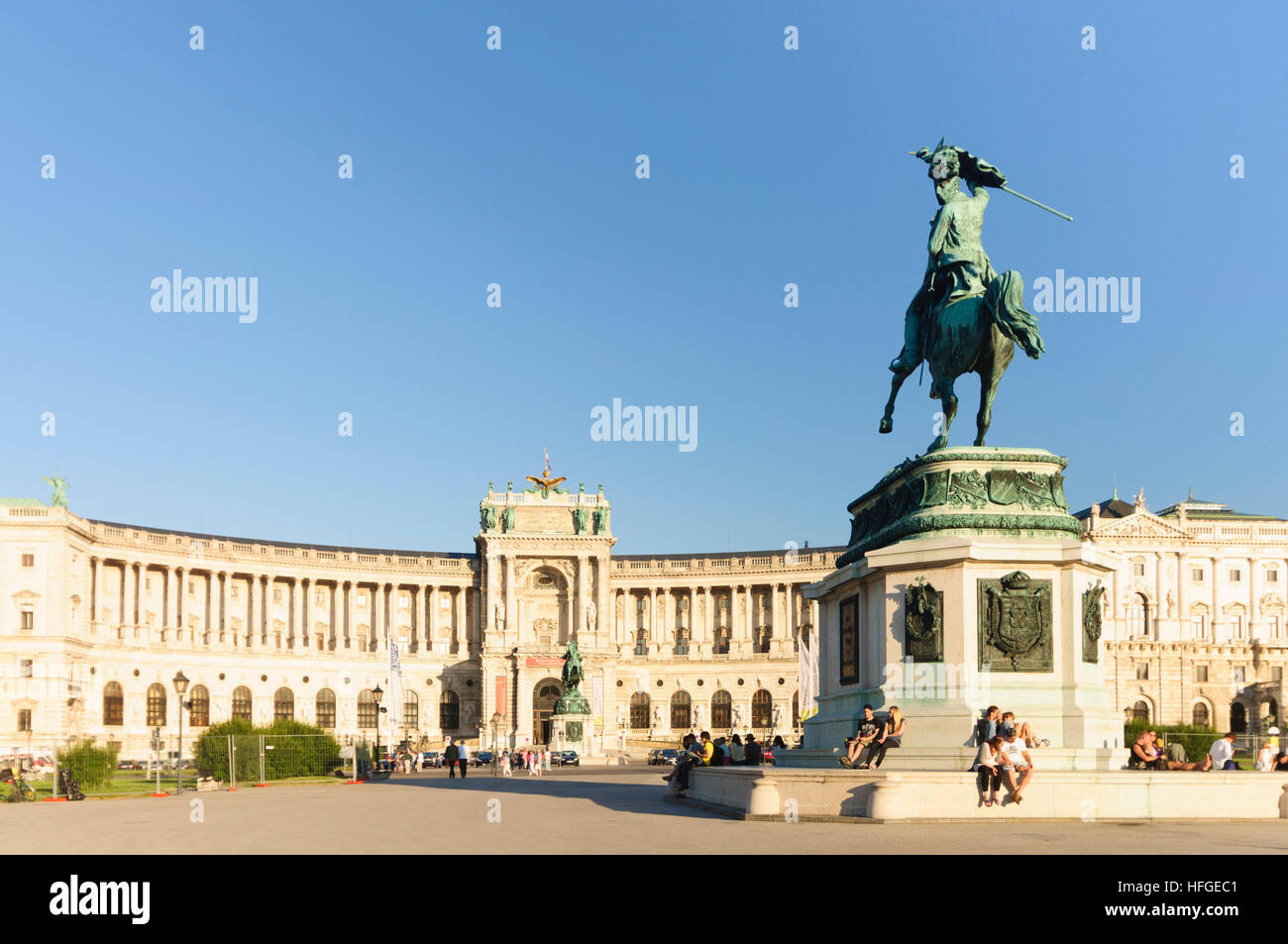 Wien, Viena: Neue Burg (el ala sudeste del Hofburg) con una estatua del Príncipe Eugenio, Wien, Austria Foto de stock