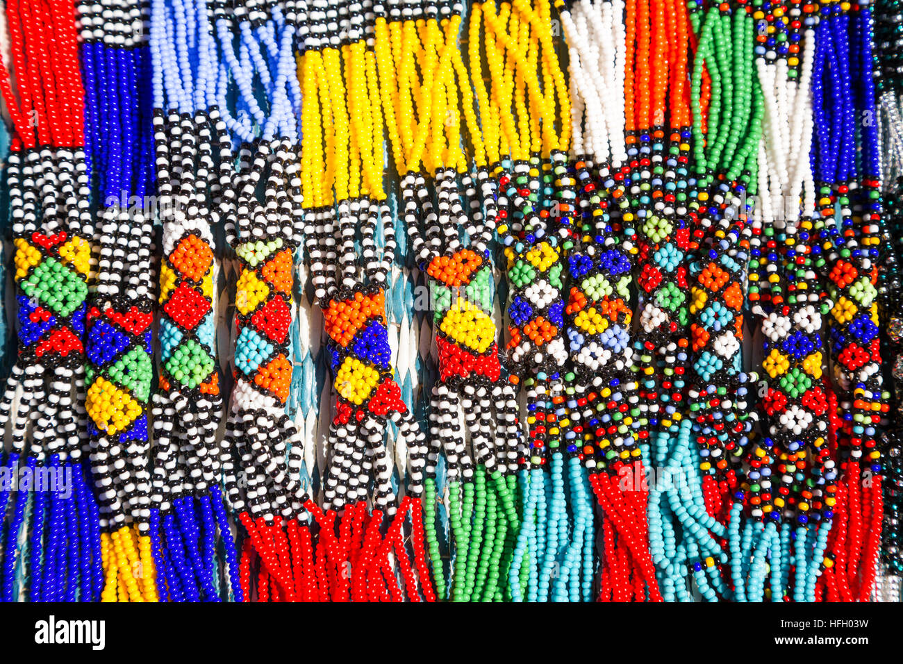Collares tribal africano. Primer plano del cordón intrincado trabajo para venta en un mercado callejero. Foto de stock