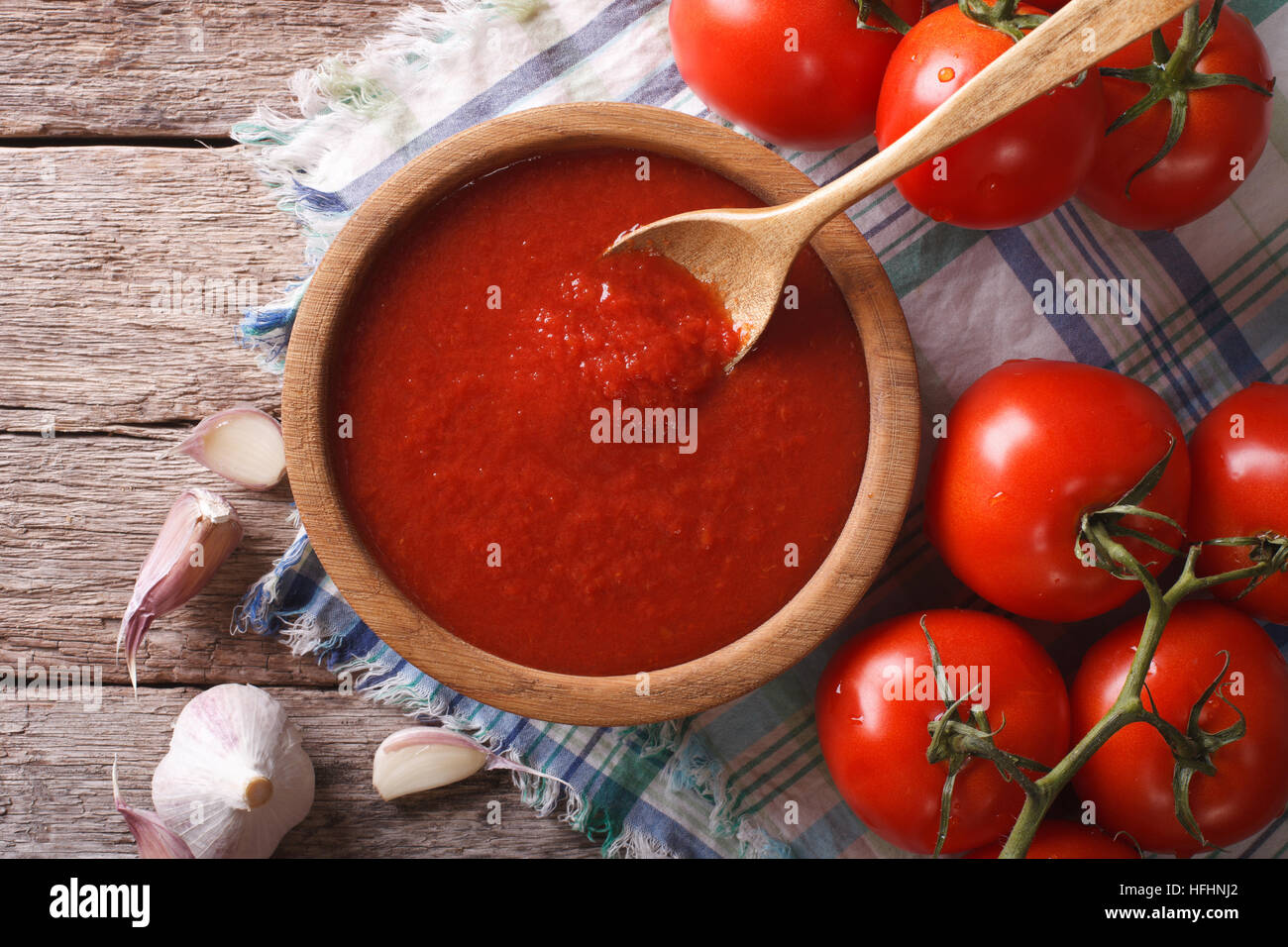 Salsa de tomate con el ajo y la albahaca en un recipiente de madera closeup. horizontal vista desde arriba Foto de stock