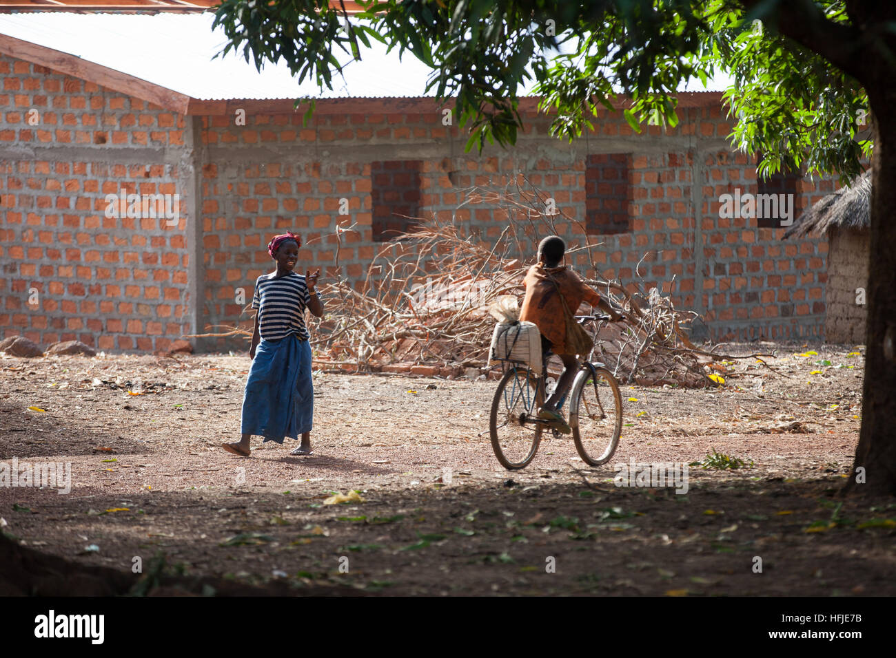 Gbderedou Baranama, Guinea, el 2 de mayo de 2015; la vida cotidiana - esta aldea y de área local serán inundados por la represa de Fomi. Foto de stock