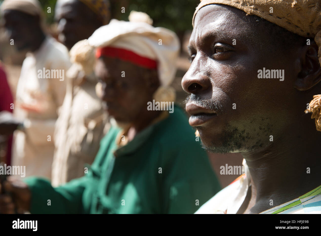 Gbderedou Baranama, Guinea, el 2 de mayo de 2015; un grupo de cazadores de la aldea con sus pistolas. Cazan en el bosque cada día. Foto de stock
