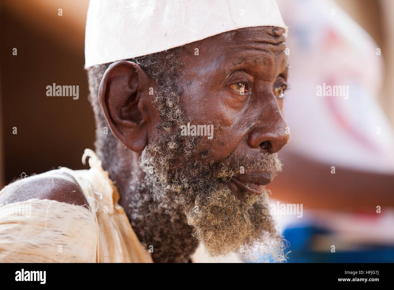 Koumban village, Guinea; Madjan Condé, 102 años en una visita a Soryba Condé. Él dice que el secreto para una vida larga es saber perdonar. Foto de stock