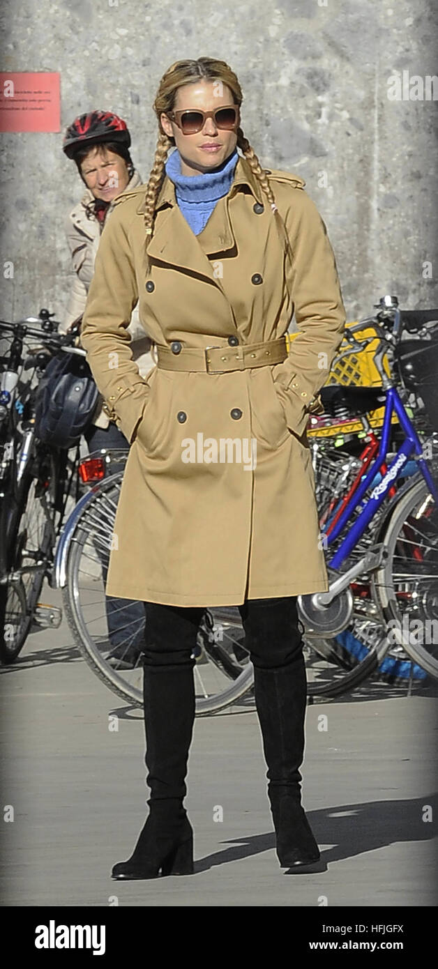 Michelle Hunziker en Milán vistiendo una doble botonadura trinchera abrigo  beige y negro con botas altas del muslo: Michelle Hunziker donde: Milán,  Italia cuando: 30 Nov 2016 Crédito: IPA/WENN.com **Sólo disponible para