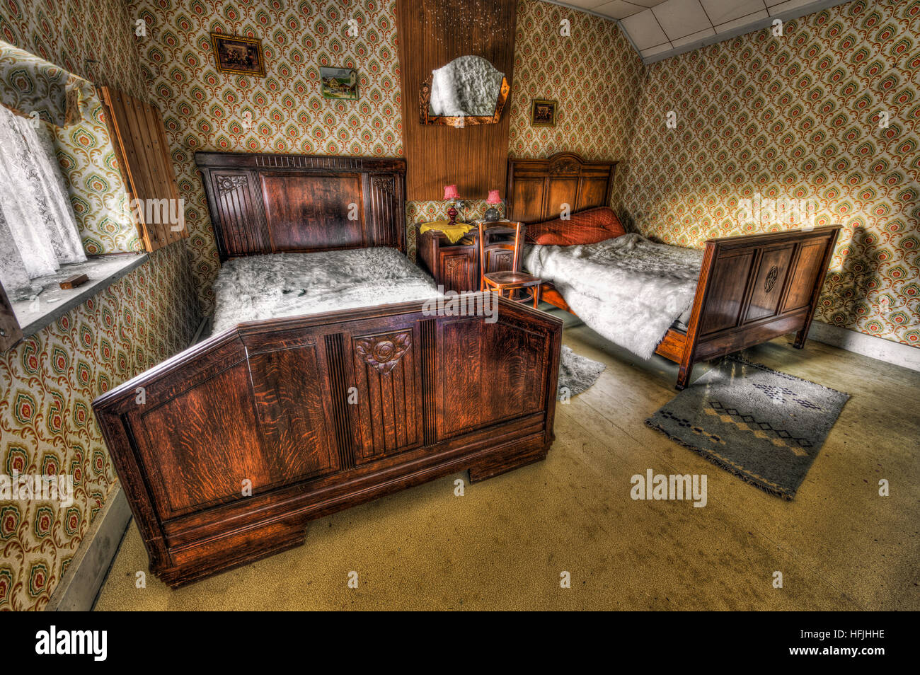 Dientes cariados dormitorio en una casa abandonada Foto de stock