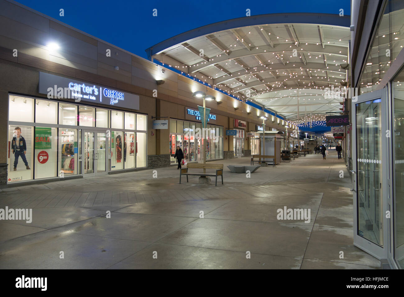 Outdoor mall fotografías e imágenes de alta resolución - Alamy